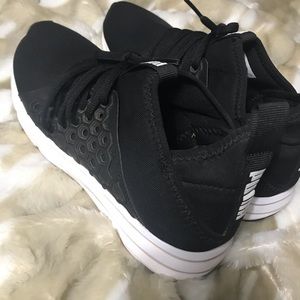 Softfoam Puma Sneakers (size 7.5)
